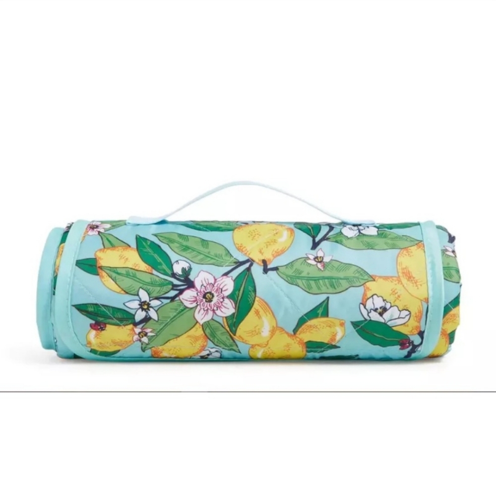 VERA BRADLEY Picnic Blanket 67” x 50” Lemon Grove Print NWT